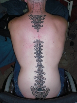 tatouage biomecanique colonne vertebrale