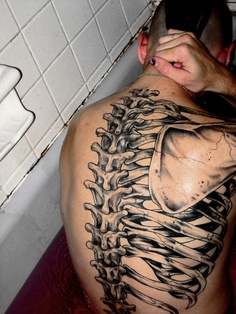 tatouage biomecanique colonne vertebrale