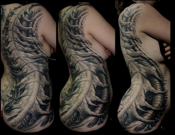 tatouage biomecanique cote