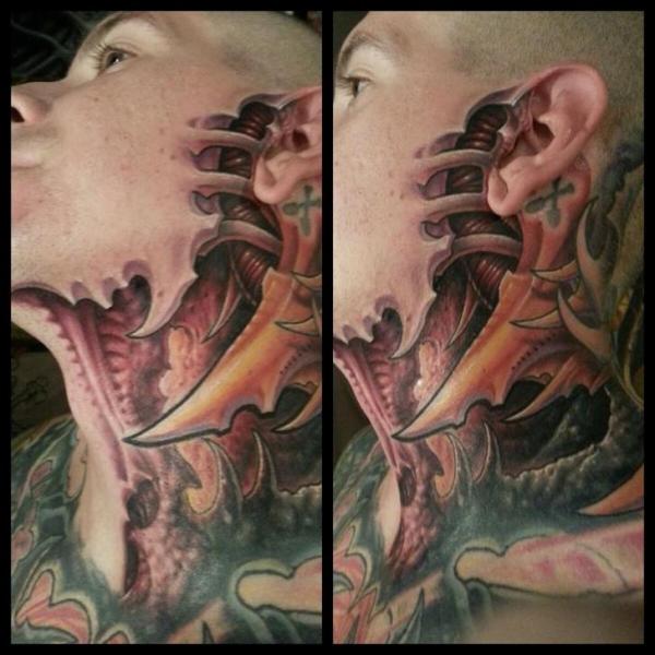 tatouage biomecanique cou