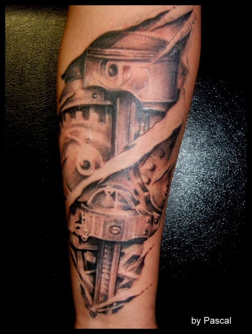 tatouage biomecanique engrenage