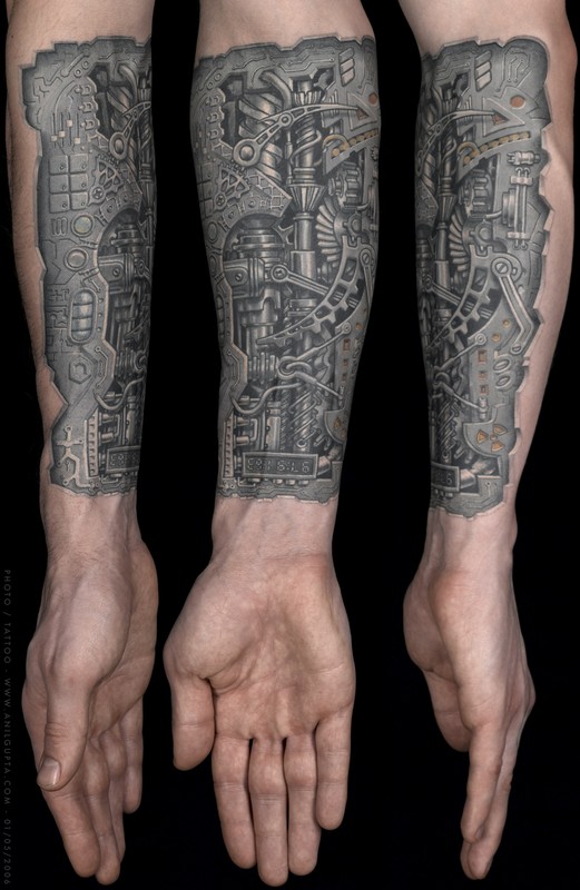 tatouage biomecanique engrenage
