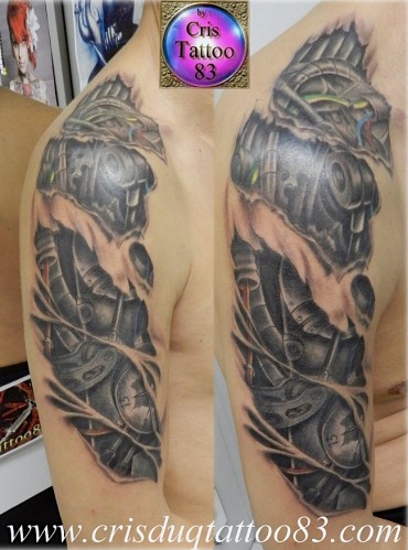 tatouage biomecanique épaule