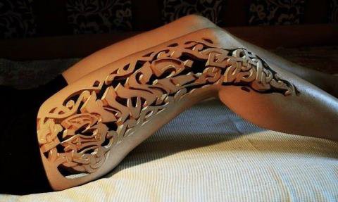 tatouage biomecanique genoux