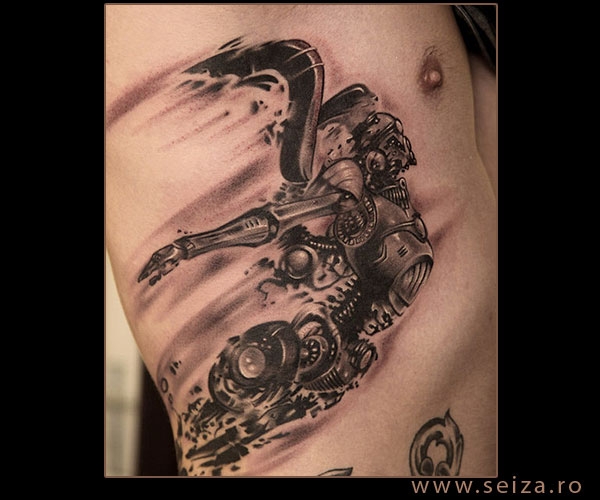 tatouage biomecanique hanche