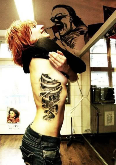 tatouage biomecanique hanche