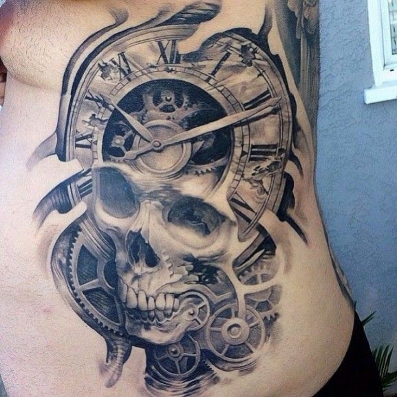 tatouage biomecanique horloge