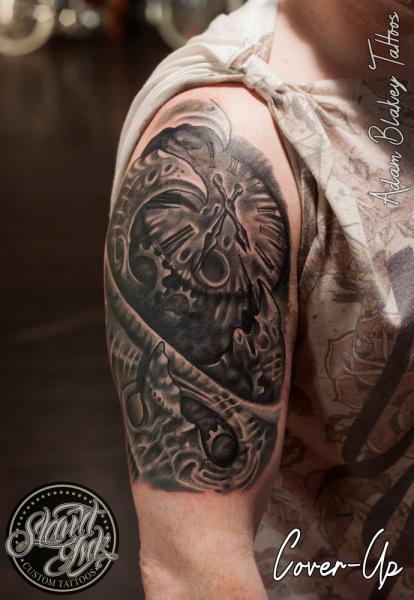 tatouage biomecanique horloge
