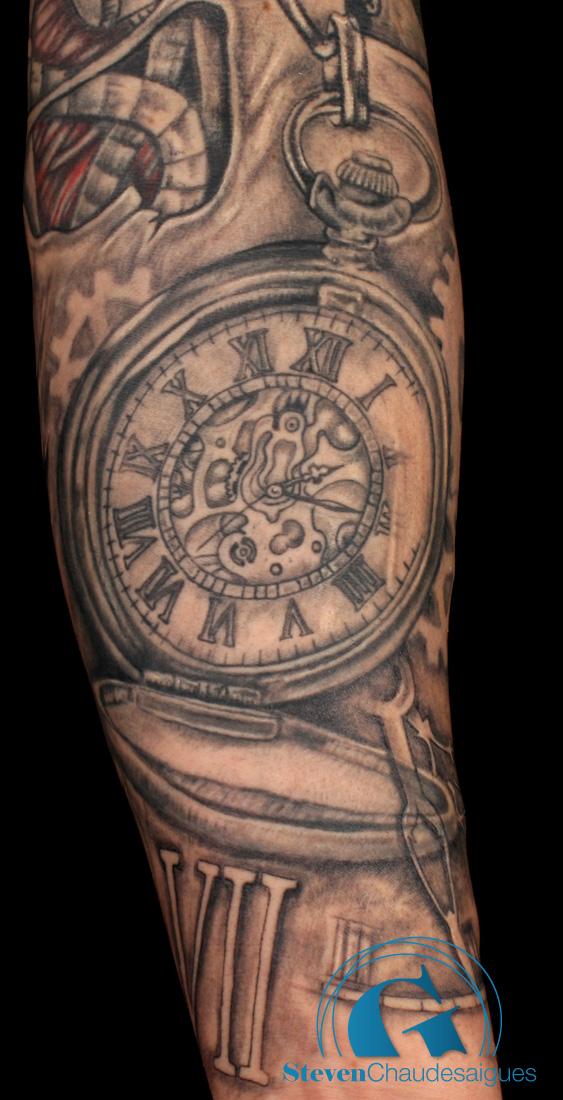 tatouage biomecanique horloge