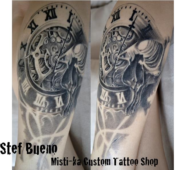 tatouage biomecanique horloge
