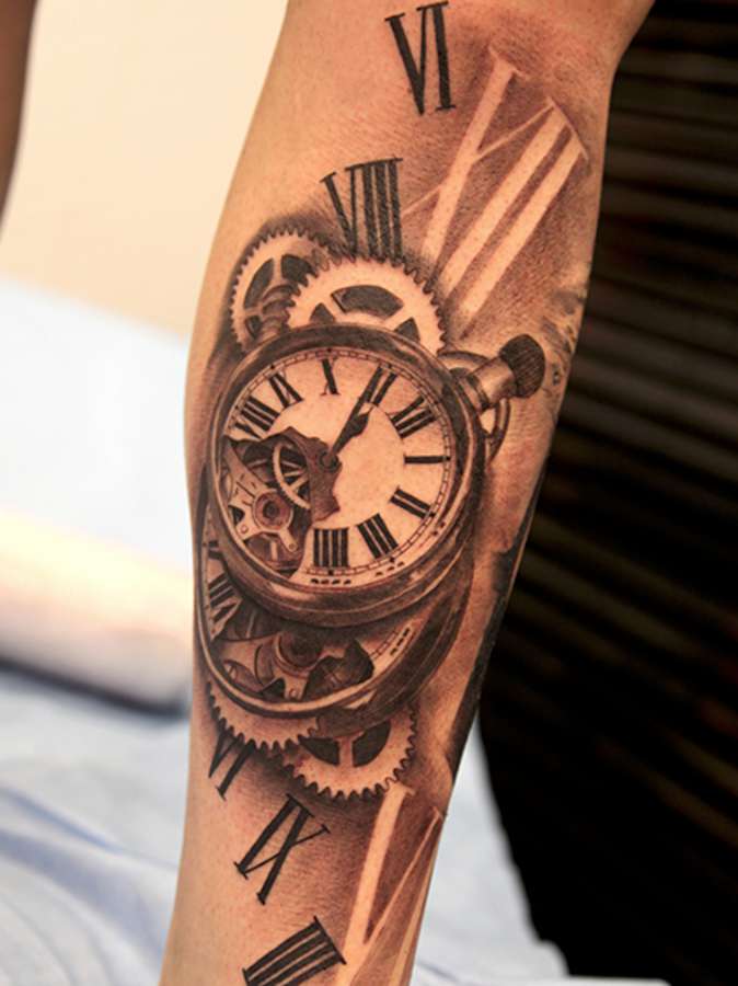 tatouage biomecanique horloge