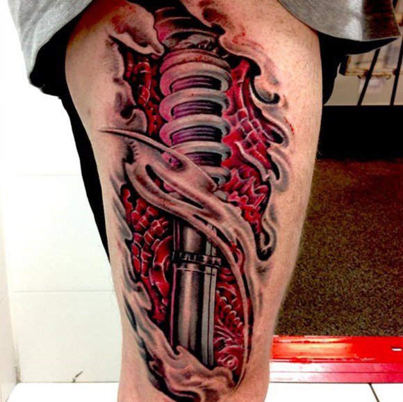 tatouage biomecanique jambe