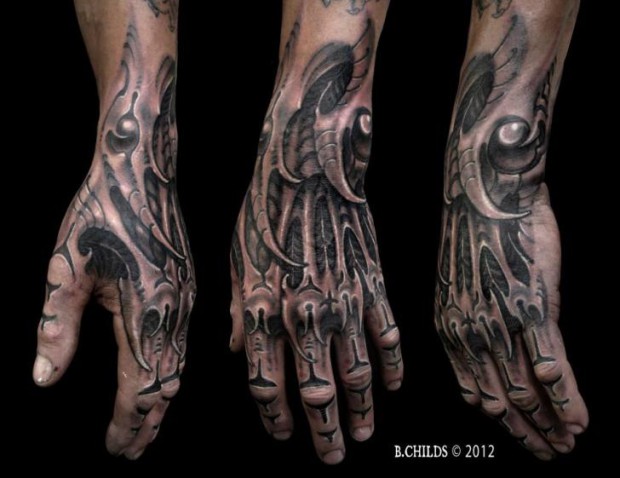 tatouage biomecanique poignet