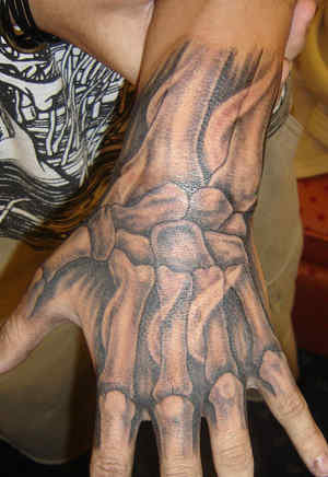 tatouage biomecanique poignet