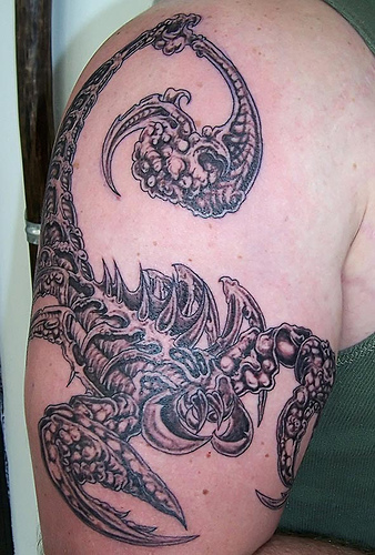 Tatouage biomecanique scorpion