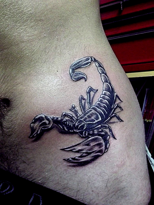 tatouage biomecanique scorpion