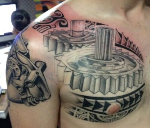 tatouage biomecanique torse