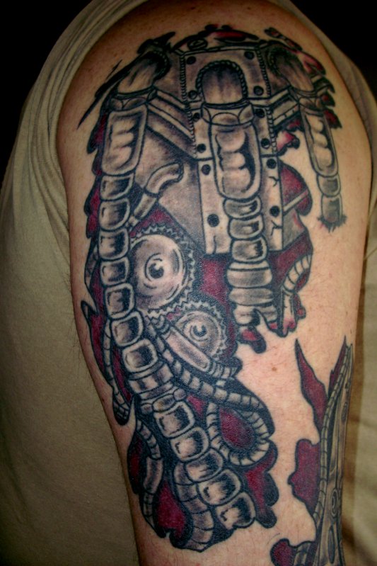 tatouage biomecanique torse