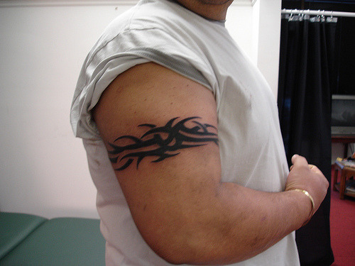 tatouage bracelet biceps