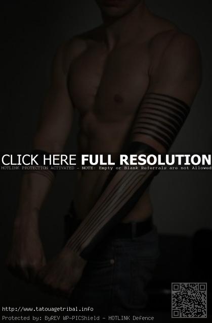 tatouage bracelet biceps homme