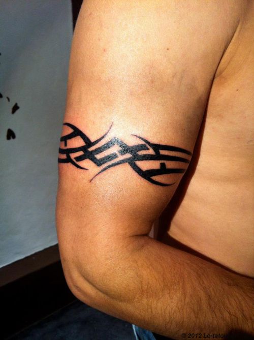 tatouage bracelet bras