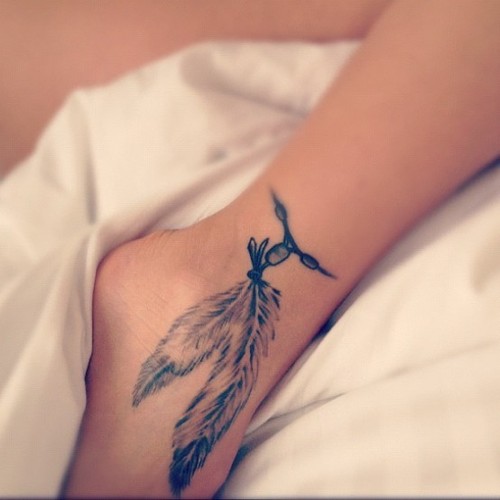 tatouage bracelet cheville plume