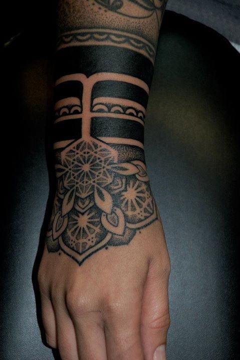tatouage bracelet poignet polynésien