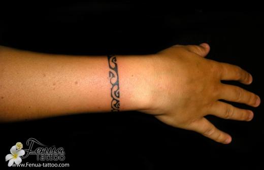 tatouage bracelet polynésien femme