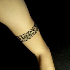 tatouage bracelet tour de bras femme