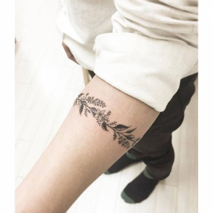 tatouage bracelet tour de bras femme