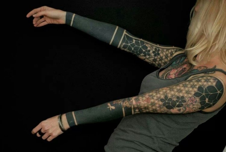 tatouage bras complet fleur