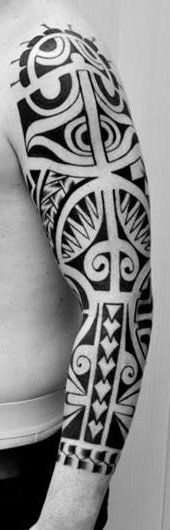 tatouage bras entier polynésien