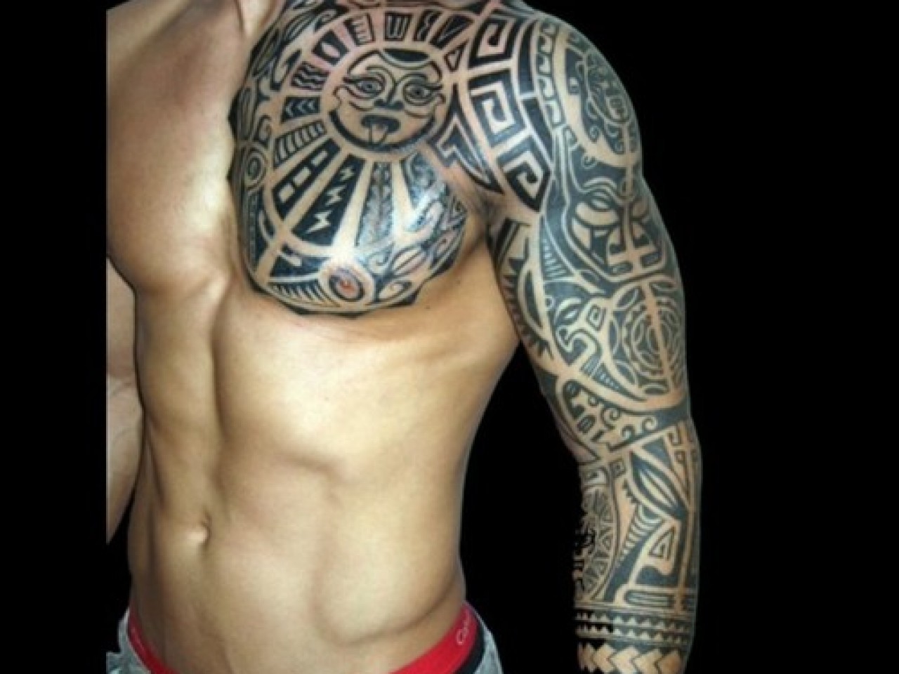 tatouage bras entier tribal