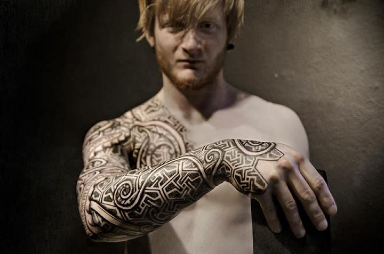 tatouage bras entier tribal