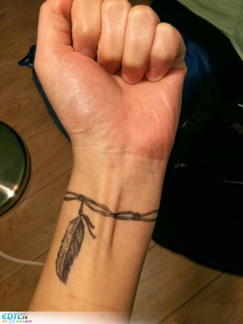 tatouage bras femme bracelet