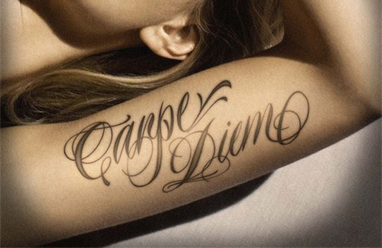 tatouage bras femme ecriture