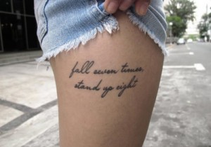tatouage bras femme ecriture