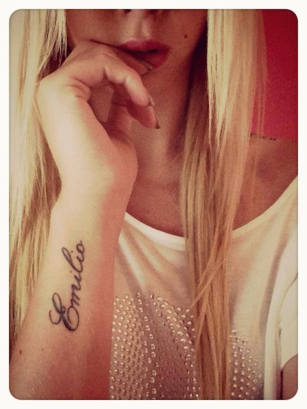 tatouage bras femme ecriture