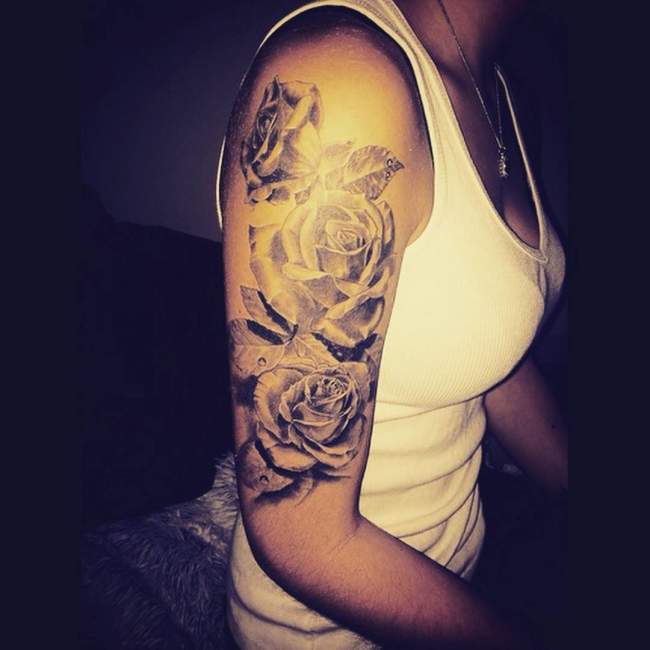 tatouage bras femme rose