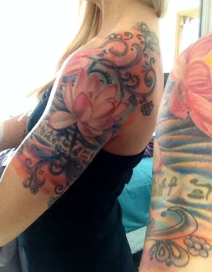 tatouage bras femme rose