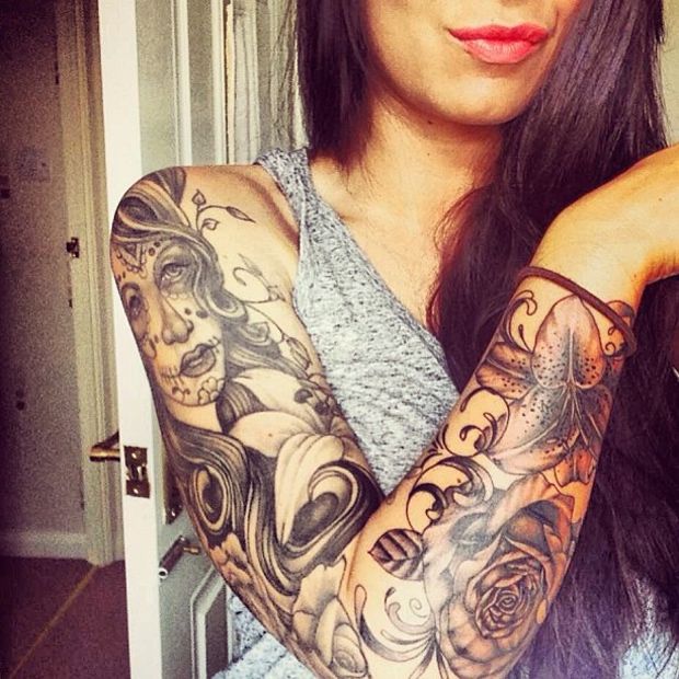 tatouage bras femme rose