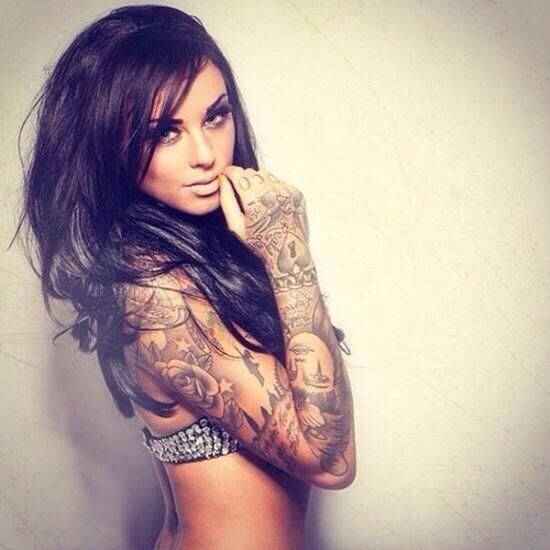 tatouage bras femme rose