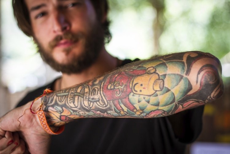 Tatouage bras homme couleur