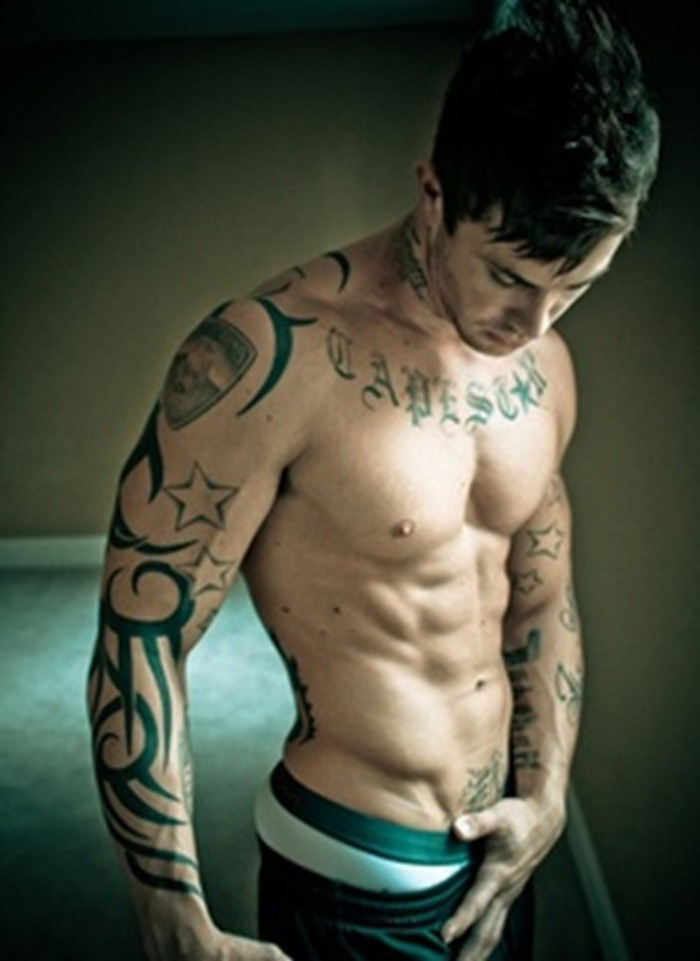 tatouage bras homme noir
