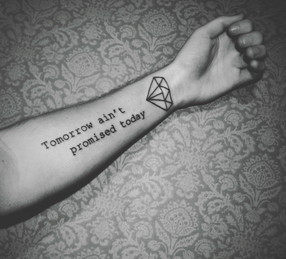 tatouage bras homme phrase