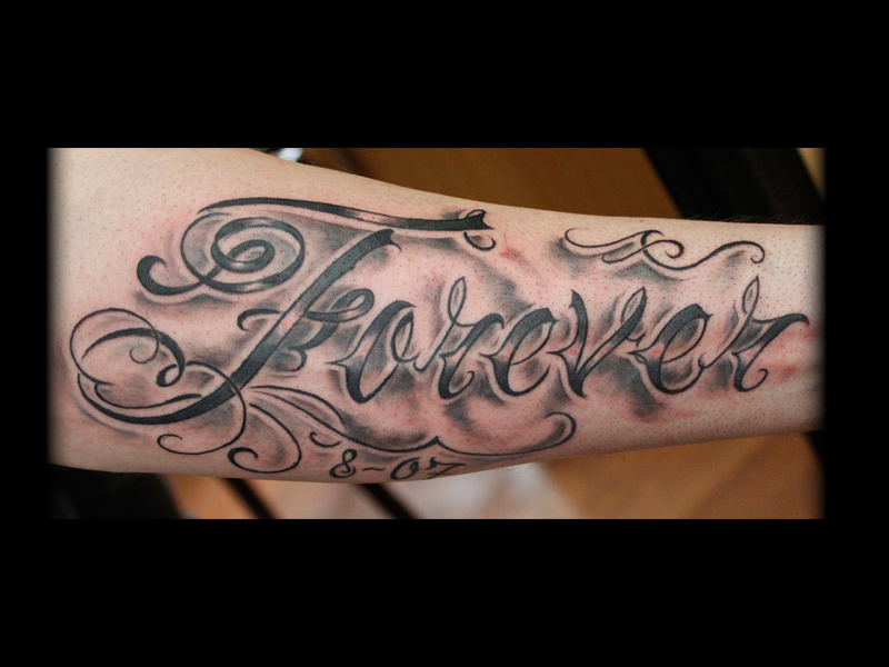 tatouage bras homme phrase