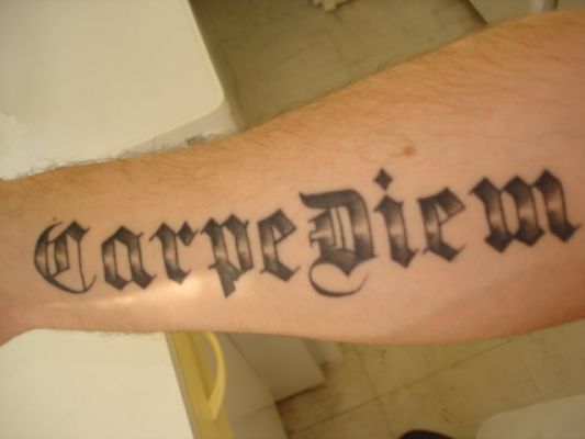 tatouage carpe diem gothique