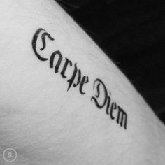 tatouage carpe diem gothique