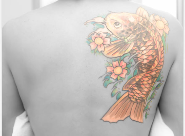 Tatouage carpe koi omoplate