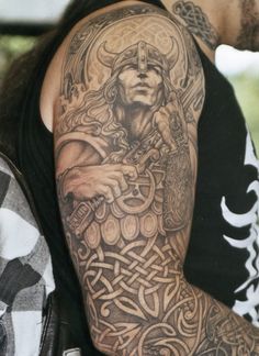 tatouage celte brest
